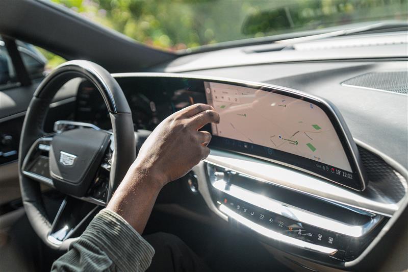 2024-Cadillac-LYRIQ-013